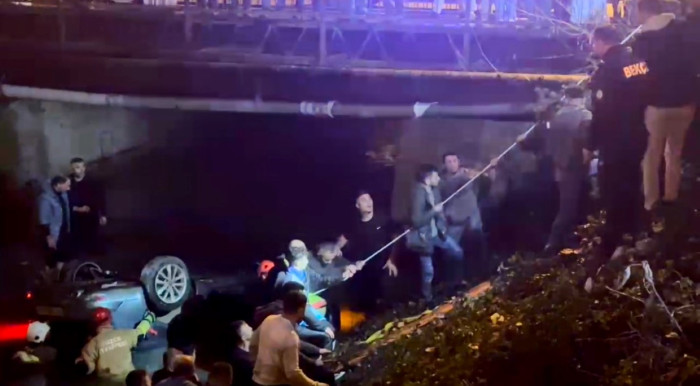 Kontrolden çıkan otomobil dereye uçtu 3 yaralı