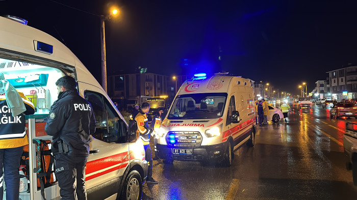 Otomobil ile pikap kafa kafaya çarpıştı 1’i çocuk 5 yaralı