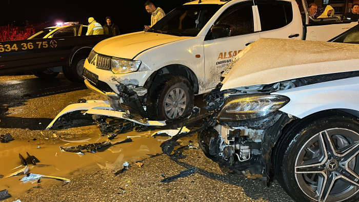 Otomobil ile pikap kafa kafaya çarpıştı 1’i çocuk 5 yaralı