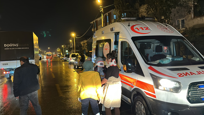 Otomobil ile pikap kafa kafaya çarpıştı 1’i çocuk 5 yaralı