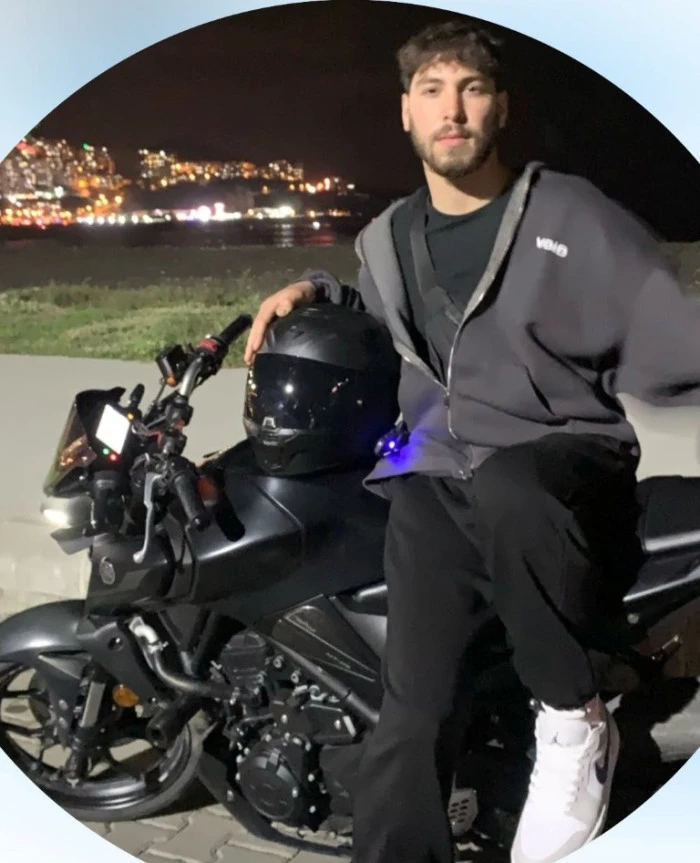 Otomobille çarpışan motosikletteki 2 genç yaşamını yitirdi.