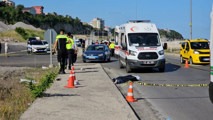 Otomobille çarpışan motosikletteki 2 genç yaşamını yitirdi.