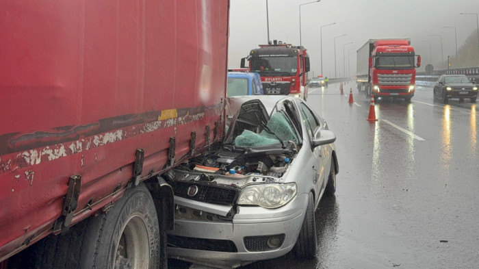 Otomobil tıra arkadan çarptı: Kazada 1 kişi öldü, 4 kişi yaralandı!
