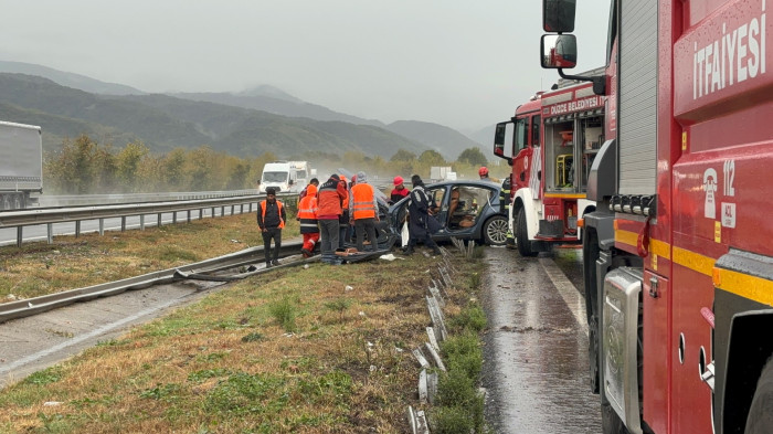 Otoyolda bariyerleri yerinden söken lüks otomobil hurdaya döndü: 2 yaralı