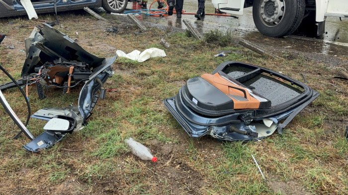 Otoyolda bariyerleri yerinden söken lüks otomobil hurdaya döndü: 2 yaralı