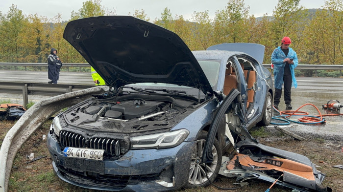 Otoyolda bariyerleri yerinden söken lüks otomobil hurdaya döndü: 2 yaralı