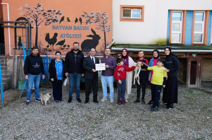 Özel eğitim okuluna can dost yavru köpek