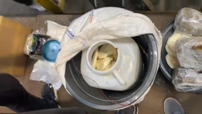 Kargoya verilen peynir bidonunun içinde uyuşturucu çıktı