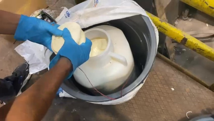 Kargoya verilen peynir bidonunun içinde uyuşturucu çıktı