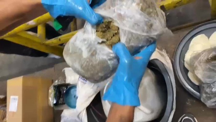 Kargoya verilen peynir bidonunun içinde uyuşturucu çıktı