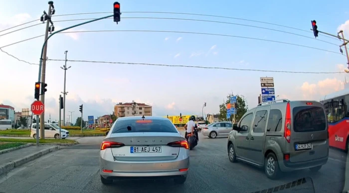Düzce'de Kırmızı Işık Cezası Kameraya Yakalandı