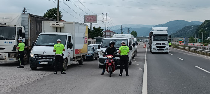 Polis Karayolunda Kuş Uçurtmuyor