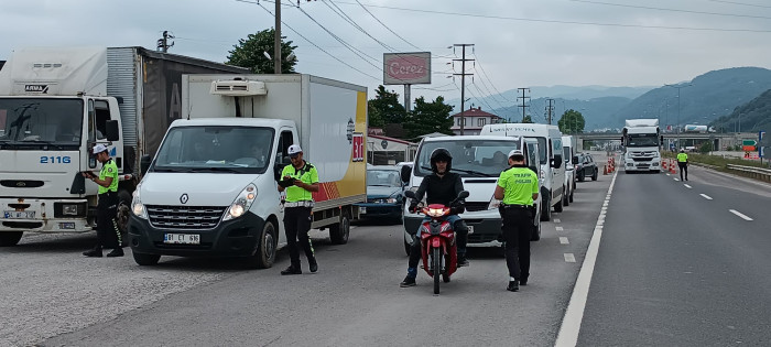 Polis Karayolunda Kuş Uçurtmuyor