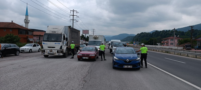 Polis Karayolunda Kuş Uçurtmuyor