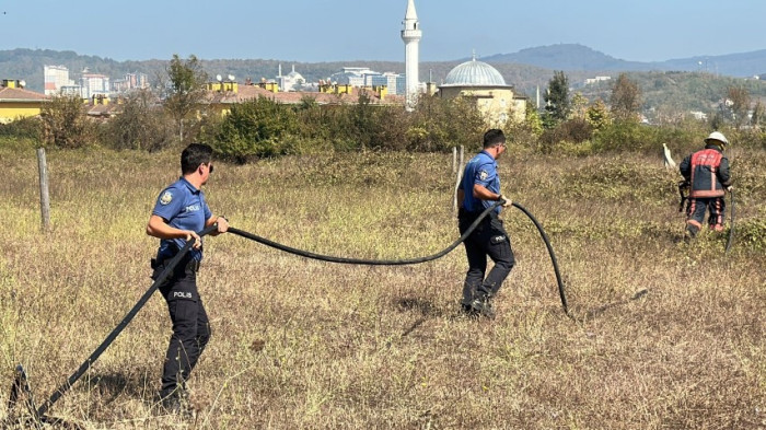 Polisler insan boyunu aşan alevleri itfaiye ile birlikte söndürdü