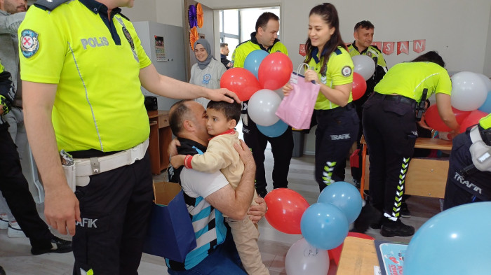 Polislerden özel öğrencilere sürpriz