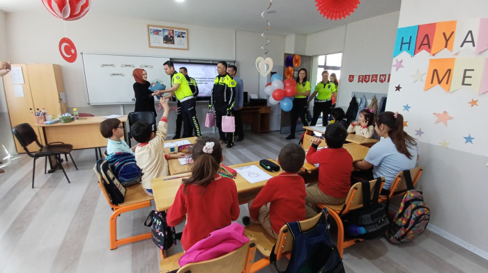 Polislerden özel öğrencilere sürpriz