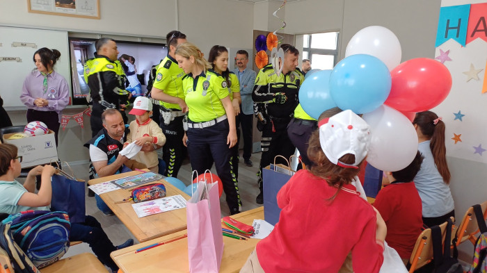 Polislerden özel öğrencilere sürpriz
