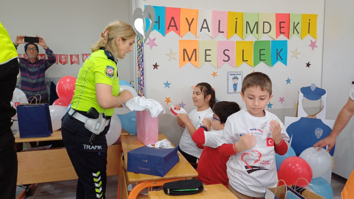Polislerden özel öğrencilere sürpriz