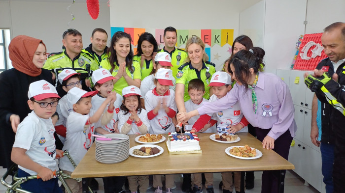 Polislerden özel öğrencilere sürpriz
