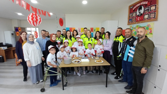 Polislerden özel öğrencilere sürpriz