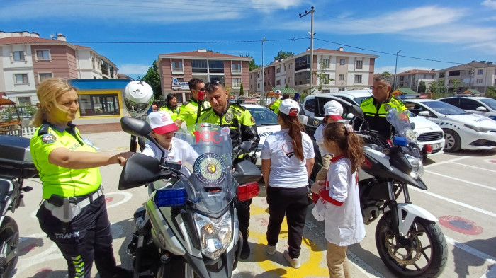 Polislerden özel öğrencilere sürpriz