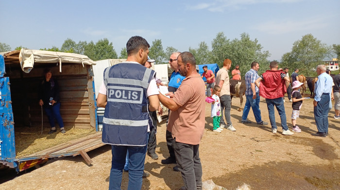 Polisten hayvan satıcılarına sahte para uyarısı