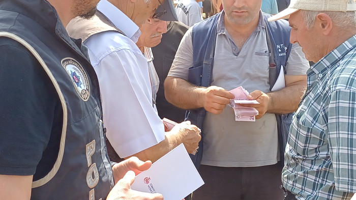 Polisten hayvan satıcılarına sahte para uyarısı
