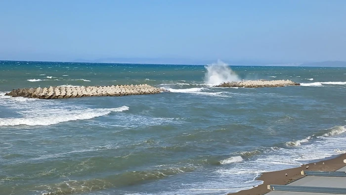 Karadeniz'de poyraz alarmı: 4 metrelik dalgalar oluştu