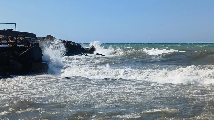 Karadeniz'de poyraz alarmı: 4 metrelik dalgalar oluştu