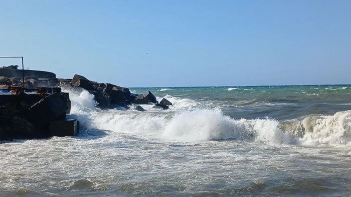 Karadeniz'de poyraz alarmı: 4 metrelik dalgalar oluştu