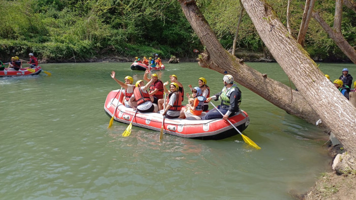Rafting meraklıları botlarla Melen çayını doldurdu