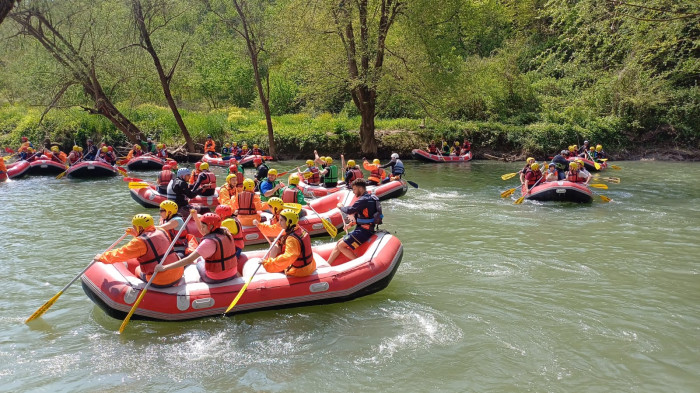 Rafting meraklıları botlarla Melen çayını doldurdu