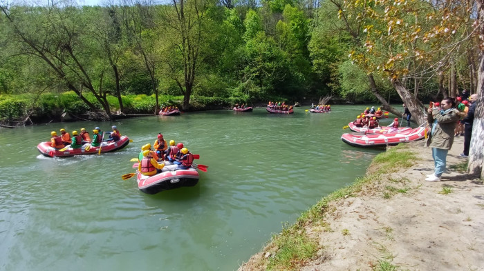 Rafting meraklıları botlarla Melen çayını doldurdu