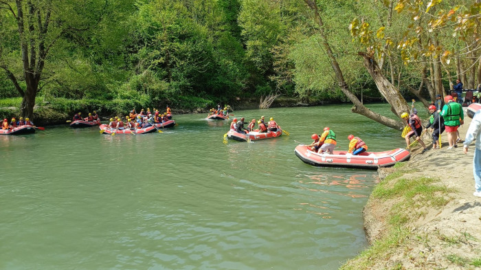 Rafting meraklıları botlarla Melen çayını doldurdu