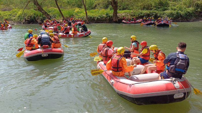 Rafting meraklıları botlarla Melen çayını doldurdu