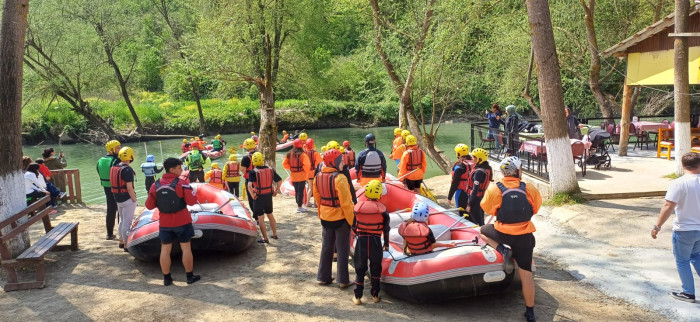 Rafting meraklıları botlarla Melen çayını doldurdu