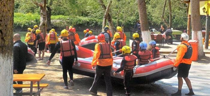 Rafting meraklıları botlarla Melen çayını doldurdu