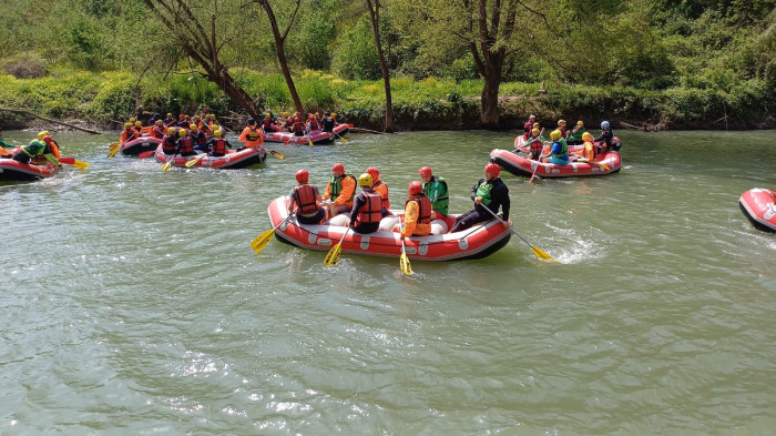 Rafting meraklıları botlarla Melen çayını doldurdu