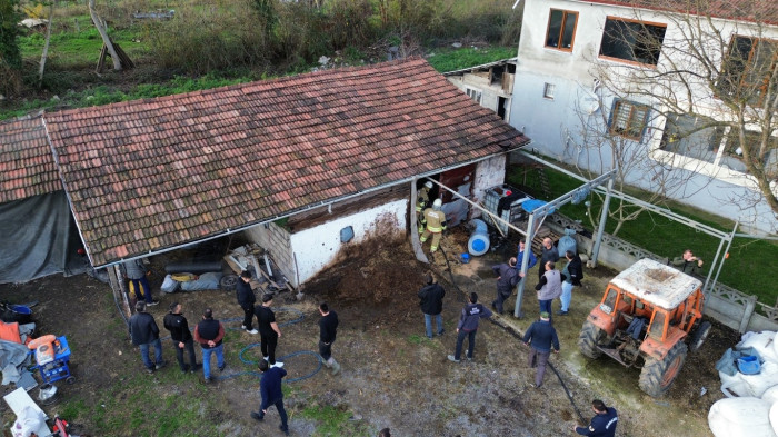 Samanlıkta yangın çıktı! 3 büyükbaş hayvan kurtarıldı!