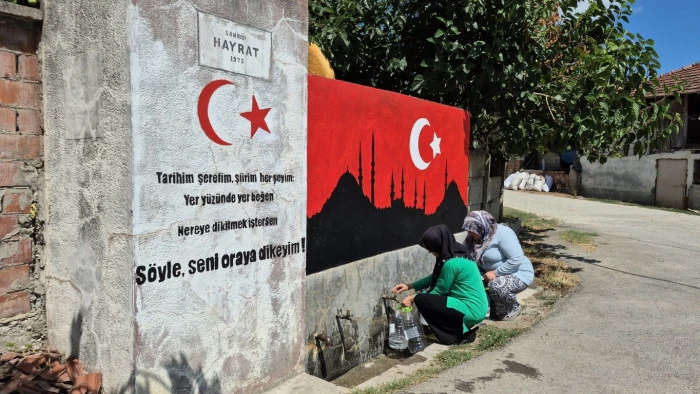 K&ouml;y &ccedil;eşmelerini tuval yaptı