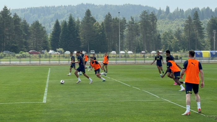 Topuk Yaylası Tesisleri'nde Fenerbahçe, taraftara açık antrenman yaptı