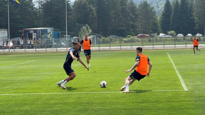 Topuk Yaylası Tesisleri'nde Fenerbahçe, taraftara açık antrenman yaptı