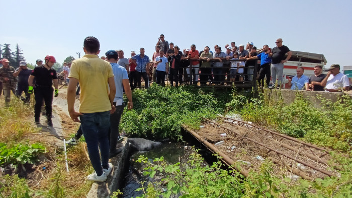 Satmak için getirdiği kurbanlığı rögar çukuruna düştü