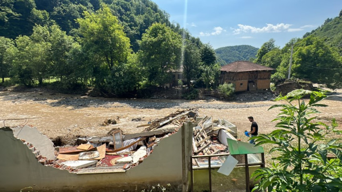 Sel sularına kapılıp yıkılan ev, havadan görüntülendi.