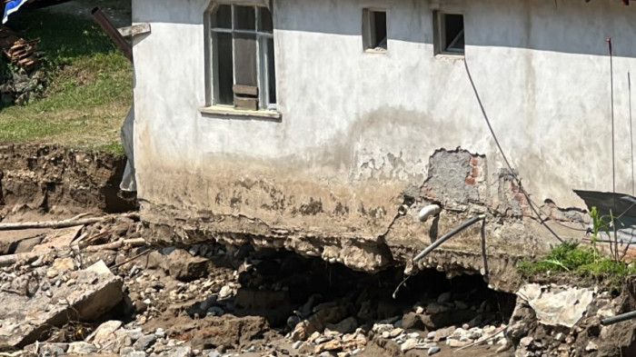 Sel sularına kapılıp yıkılan ev, havadan görüntülendi.