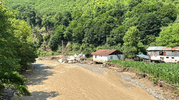 Sel sularına kapılıp yıkılan ev, havadan görüntülendi.