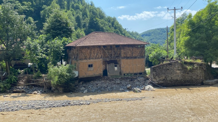 Sel sularına kapılıp yıkılan ev, havadan görüntülendi.