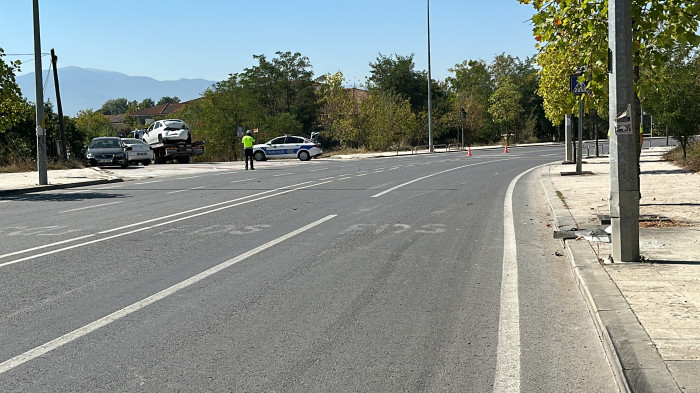 Servet Bucurgat Caddesi'nde Otomobil aydınlatma direğine çarptı 1 yaralı