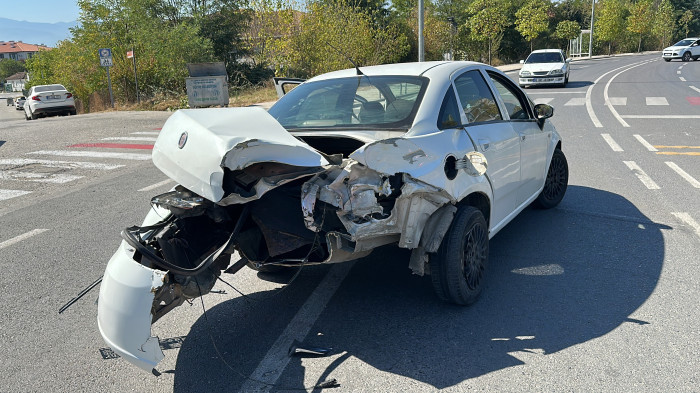 Servet Bucurgat Caddesi'nde Otomobil aydınlatma direğine çarptı 1 yaralı
